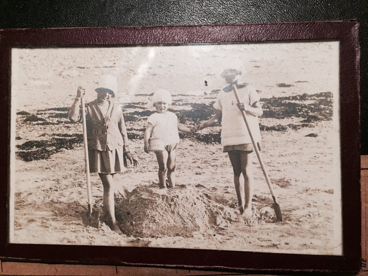 Tu allais à la plage déjà petite, "Ault 1925", tu avais 10 ans #Madeleineproject https://t.co/mj6GL5CJIF